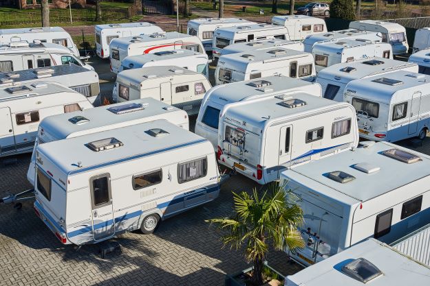 campingwinkel met meer dan 100 caravans